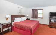 Bedroom 7 Days Inn & Suites by Wyndham Des Moines Airport