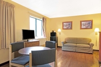 Common Space Super 8 by Wyndham Baltimore/Essex Area