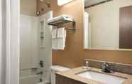 In-room Bathroom 3 Travelodge by Wyndham Battle Creek