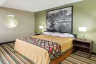 Bedroom Super 8 by Wyndham Bloomington