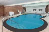 Swimming Pool Howard Johnson by Wyndham Mystic