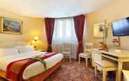 Bedroom 2 Hotel The Originals Paris Paix République