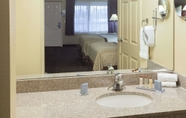 In-room Bathroom 4 Hawthorn Suites by Wyndham Napa Valley