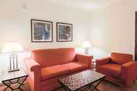 Common Space La Quinta Inn & Suites by Wyndham Bannockburn-Deerfield