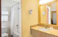 In-room Bathroom 4 Super 8 by Wyndham Corning