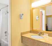 In-room Bathroom 4 Super 8 by Wyndham Corning