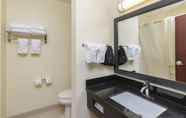 Bilik Mandi dalam Bilik 2 Best Western Concord Inn & Suites