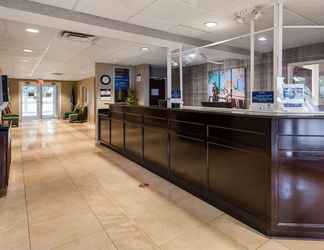 Lobi 2 Best Western Concord Inn & Suites