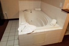 수영장 Portland Suites Airport East