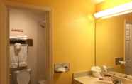 In-room Bathroom 5 Anaheim Discovery Inn & Suites