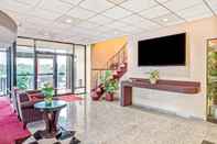 Lobby Ramada by Wyndham Rockaway