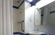 In-room Bathroom 4 Travelodge Exeter M5