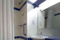 In-room Bathroom Travelodge Exeter M5