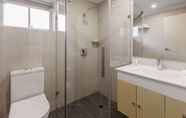 In-room Bathroom 6 Quality Hotel Melbourne Airport