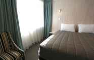 Kamar Tidur 6 Beachfront Hotel