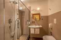 In-room Bathroom Best Western Globus Hotel