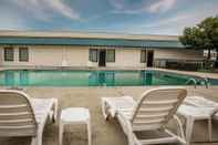 Swimming Pool Quality Inn & Suites Hanes Mall