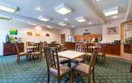 Restoran 2 Quality Inn & Suites Schoharie near Howe Caverns