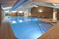 Swimming Pool DoubleTree by Hilton Newbury North