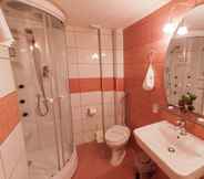 In-room Bathroom 7 Krikonis Hotel