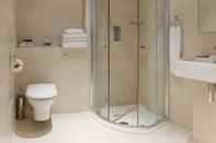 In-room Bathroom Avni Kensington Hotel