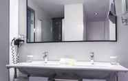 In-room Bathroom 7 Hotel Dimar