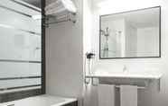 In-room Bathroom 4 Hotel Dimar