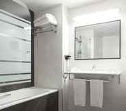 In-room Bathroom 4 Hotel Dimar