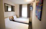 Kamar Tidur 5 Quentin England Hotel