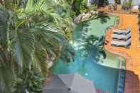 Kolam Renang Coral Tree Inn