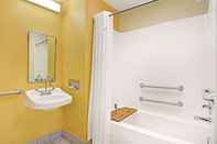 Toilet Kamar Days Inn & Suites by Wyndham Siler City