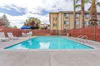 Swimming Pool Super 8 by Wyndham Sacramento North