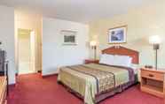 Kamar Tidur 3 Super 8 by Wyndham Bakersfield/Central