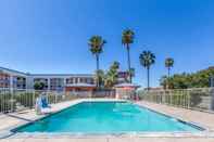 Kolam Renang Super 8 by Wyndham Bakersfield/Central