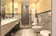 In-room Bathroom 4 Hotel Eden Roc