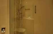 In-room Bathroom 5 H4 Hotel Hannover Messe