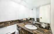 Toilet Kamar 6 Millennium Gloucester Hotel London Kensington