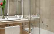 In-room Bathroom 7 NH Collection Madrid Abascal