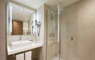 In-room Bathroom 2 NH Barcelona Les Corts