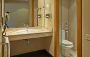 In-room Bathroom 7 NH Ciutat de Reus