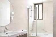 In-room Bathroom NH Avenida Jerez