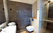 In-room Bathroom 2 Original Sokos Hotel Alexandra