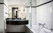 In-room Bathroom 2 Radisson Blu Hotel Amsterdam Airport Schiphol