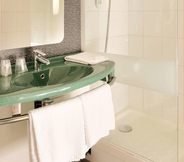 In-room Bathroom 3 ibis Angouleme Nord