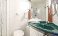 In-room Bathroom 6 ibis Haguenau Strasbourg Nord