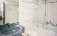 In-room Bathroom 3 Vienna House Easy by Wyndham Trier