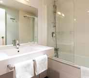 In-room Bathroom 2 ibis Styles Angouleme Nord