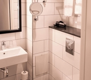 In-room Bathroom 5 Scandic Hallandia