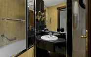 Toilet Kamar 7 Melia White House Hotel