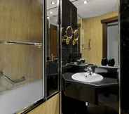 Toilet Kamar 7 Melia White House Hotel